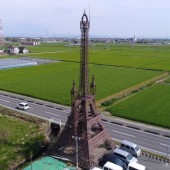 Tháp Eiffel “mọc” giữa cánh đồng ở Nhật Bản